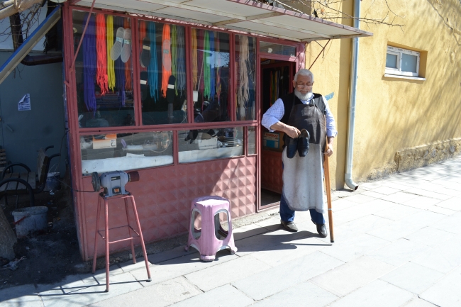 Yarım asırdır ayakkabı tamir ediyor